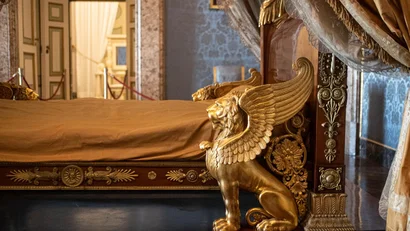 Hotel Regina Caserta · 4 stelle · A due passi dalla Reggia Letto antico con decorazioni dorate e figura di leone alato
