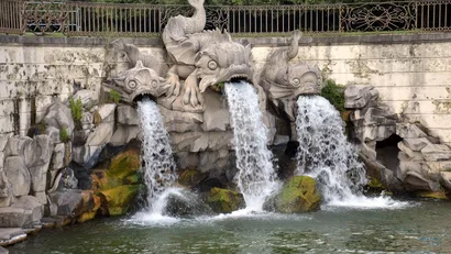 Hotel Regina Caserta · 4 stelle · A due passi dalla Reggia Fontana con tre sculture di pesci che spruzzano acqua in uno stagno
