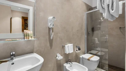 Hotel Regina Caserta · 4 stelle · A due passi dalla Reggia Bagno moderno con lavabo, bidet, wc, doccia e asciugamani bianchi