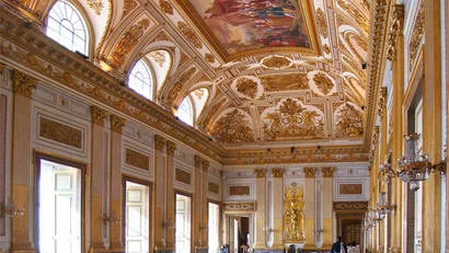 Hotel Regina Caserta · 4 stelle · A due passi dalla Reggia Interno di una sala storica con soffitto affrescato e decorazioni dorate