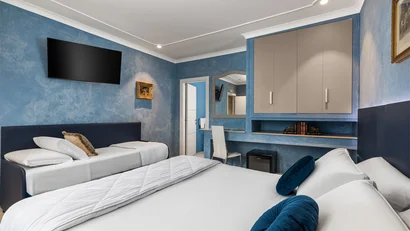 Hotel Regina Caserta · 4 stelle · A due passi dalla Reggia Camera d'hotel con letto matrimoniale, letto singolo, TV a muro e pareti blu