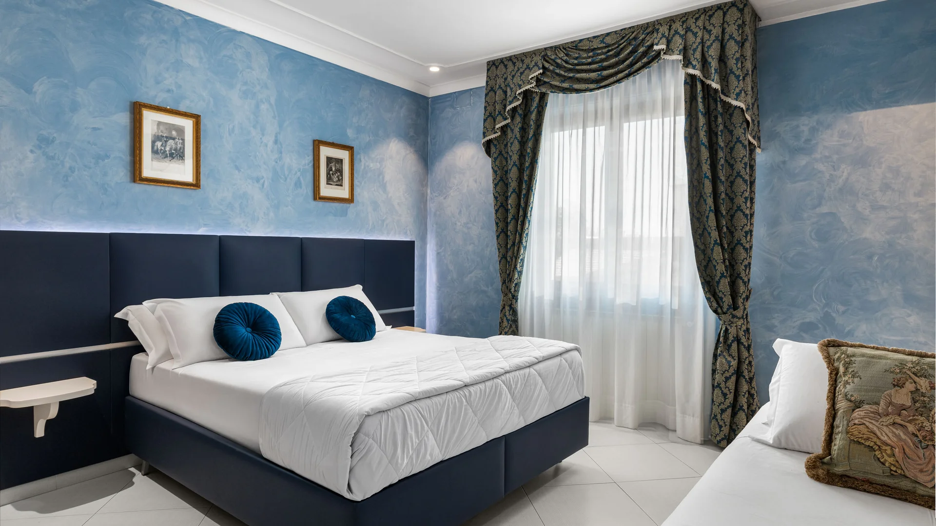 Hotel Regina Caserta · 4 stelle · A due passi dalla Reggia Camera da letto con letto matrimoniale, pareti azzurre e tende decorate
