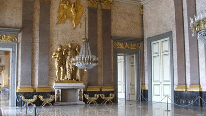 Hotel Regina Caserta · 4 stelle · A due passi dalla Reggia Interno di una sala storica con statue dorate e lampadario di cristallo