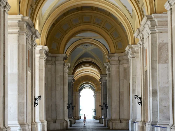 Hotel vicino alla Reggia di Caserta · Regina 4★ Galleria con archi e colonne in marmo con soffitto decorato e persona sullo sfondo