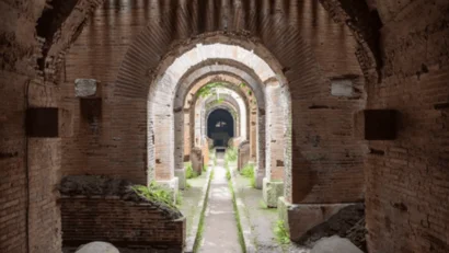 Hotel Regina Caserta · 4 stelle · A due passi dalla Reggia Corridoio antico con archi in pietra e vegetazione verde