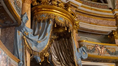 Hotel Regina Caserta · 4 stelle · A due passi dalla Reggia Interno di chiesa barocca con drappi blu e oro e decorazioni ornate
