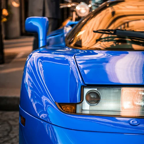 Hotel vicino alla Reggia di Caserta · Regina 4★ Primo piano della parte anteriore di un'auto sportiva blu brillante