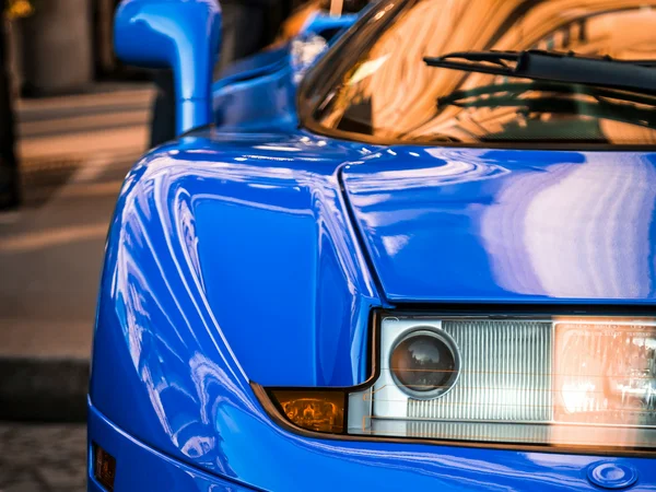 Hotel vicino alla Reggia di Caserta · Regina 4★ Primo piano della parte anteriore di un'auto sportiva blu brillante