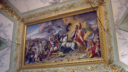 Hotel Regina Caserta · 4 stelle · A due passi dalla Reggia Affresco storico con scena di battaglia e cornice dorata sul soffitto decorato