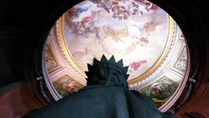 Hotel Regina Caserta · 4 stelle · A due passi dalla Reggia Statua con corona vista dal basso e soffitto affrescato decorato