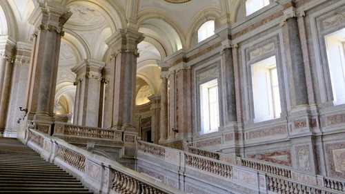 Hotel vicino alla Reggia di Caserta · Regina 4★ Grande scalinata in marmo con balaustre ornate e soffitti affrescati in edificio storico
