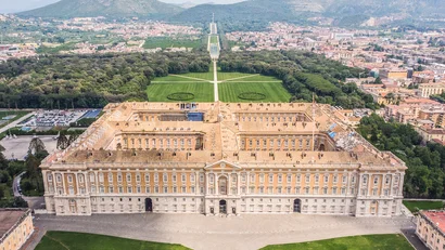 Hotel Regina Caserta · 4 stelle · A due passi dalla Reggia Veduta aerea della Reggia di Caserta con giardini e città sullo sfondo