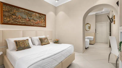 Hotel Regina Caserta · 4 stelle · A due passi dalla Reggia Camera da letto elegante con letto matrimoniale e decorazioni classiche alle pareti