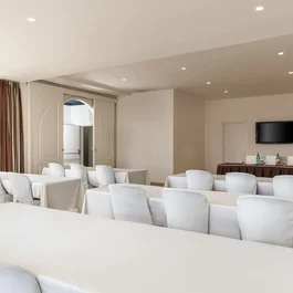 Hotel Regina Caserta · 4 stelle · A due passi dalla Reggia Sala conferenze con sedie bianche e tavoli coperti da tovaglie bianche