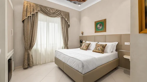 Hotel vicino alla Reggia di Caserta · Regina 4★ Camera d'albergo elegante con letto matrimoniale, tende ornate e soffitto affrescato