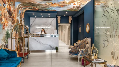 Hotel vicino alla Reggia di Caserta · Regina 4★ Reception di hotel con decorazioni barocche, divani blu e soffitto affrescato