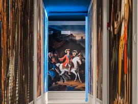 Hotel vicino alla Reggia di Caserta · Regina 4★ Corridoio con pareti decorate da grandi dipinti storici e quadro di uomo a cavallo