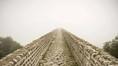 Hotel Regina Caserta · 4 stelle · A due passi dalla Reggia Sentiero in pietra con muri laterali che scompare nella nebbia