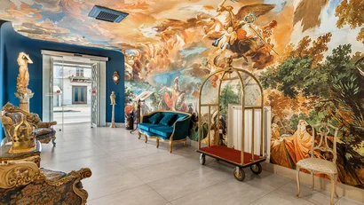 Hotel Regina Caserta · 4 stelle · A due passi dalla Reggia Interno di hotel con pareti e soffitto affrescati e mobili d'epoca