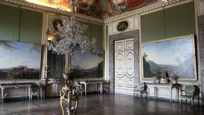Hotel Regina Caserta · 4 stelle · A due passi dalla Reggia Sala elegante con lampadario di cristallo e grandi dipinti alle pareti