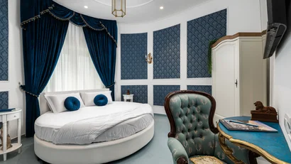 Hotel Regina Caserta · 4 stelle · A due passi dalla Reggia Camera da letto elegante con letto rotondo e tende blu scuro