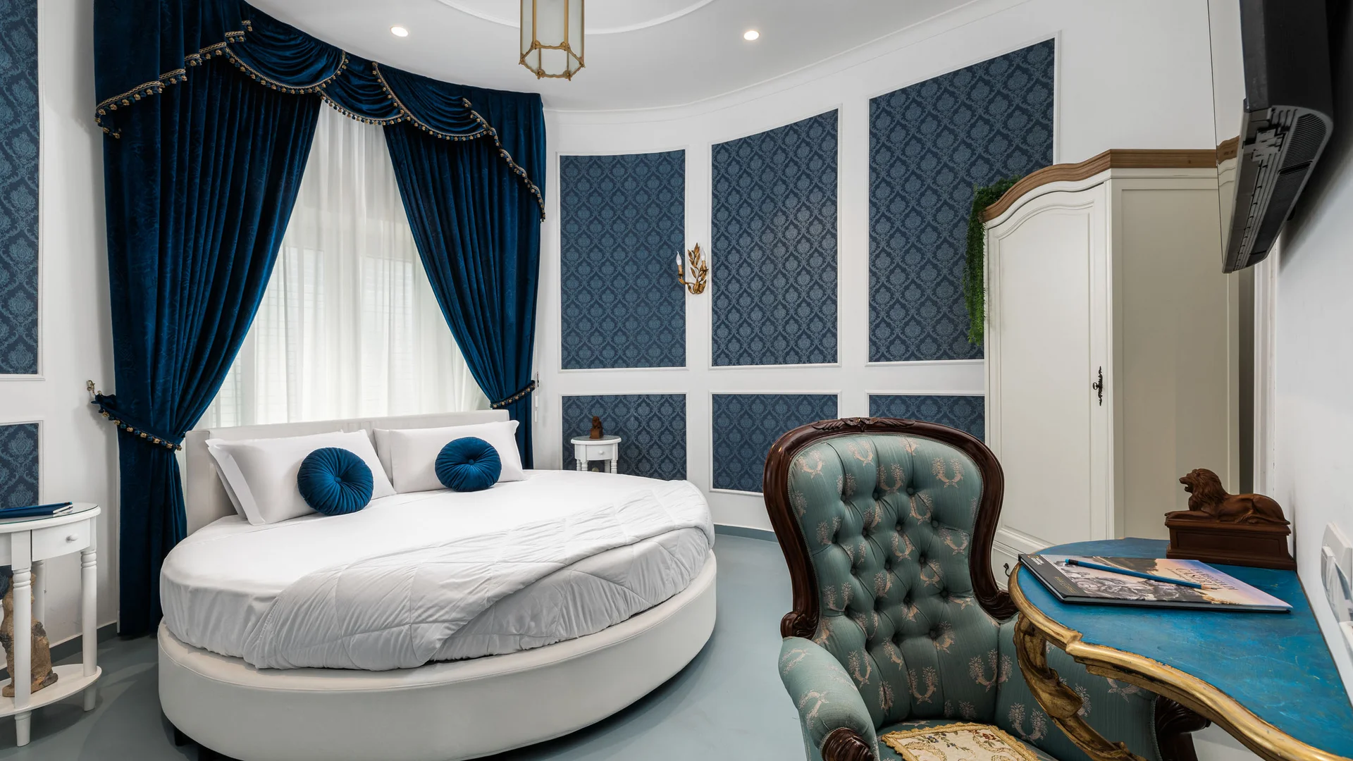 Hotel Regina Caserta · 4 stelle · A due passi dalla Reggia Camera da letto elegante con letto rotondo e tende blu scuro