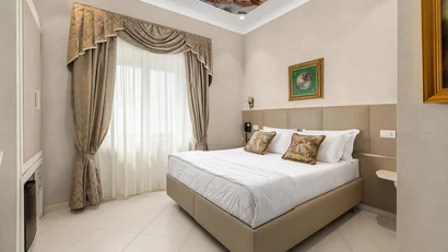 Hotel Regina Caserta · 4 stelle · A due passi dalla Reggia Camera da letto elegante con letto matrimoniale, tende ornate e soffitto affrescato