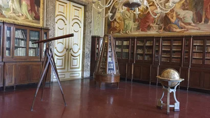 Hotel Regina Caserta · 4 stelle · A due passi dalla Reggia Sala storica con telescopio, globo e librerie in legno con affreschi alle pareti