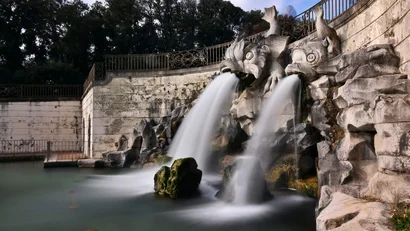 Hotel Regina Caserta · 4 stelle · A due passi dalla Reggia Fontana con due sculture di pesci che spruzzano acqua in un parco