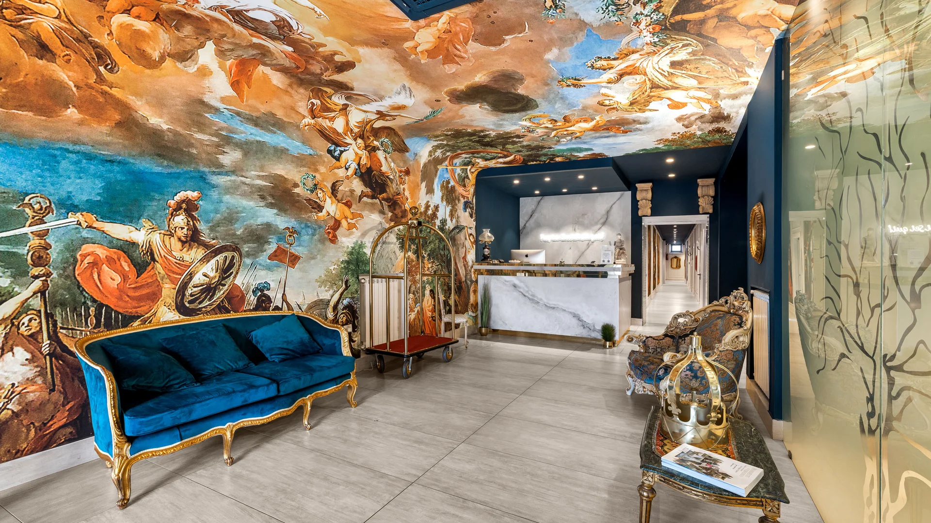 Hotel Regina Caserta · 4 stelle · A due passi dalla Reggia Reception di hotel con divano blu, affreschi sul soffitto e pareti