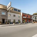 Hotel Regina Caserta · 4 stelle · A due passi dalla Reggia Facciata moderna di un hotel con piante in vaso lungo la strada