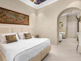 Hotel vicino alla Reggia di Caserta · Regina 4★ Camera da letto elegante con letto matrimoniale, cuscini decorativi e quadro sopra il letto