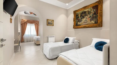 Hotel Regina Caserta · 4 stelle · A due passi dalla Reggia Camera d'albergo con due letti singoli, dipinti alle pareti e TV a schermo piatto