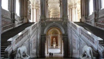 Hotel Regina Caserta · 4 stelle · A due passi dalla Reggia Scalinata monumentale con statue di leoni in un palazzo storico