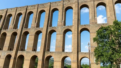 Hotel Regina Caserta · 4 stelle · A due passi dalla Reggia Antico acquedotto in pietra con archi sotto un cielo azzurro