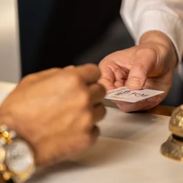 Hotel Regina Caserta · 4 stelle · A due passi dalla Reggia Scambio di una carta di hotel alla reception con campanello dorato