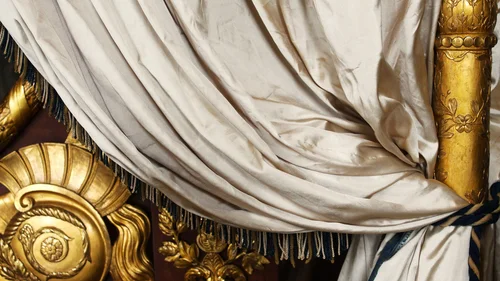 Hotel vicino alla Reggia di Caserta · Regina 4★ Tenda bianca drappeggiata con dettagli dorati decorativi