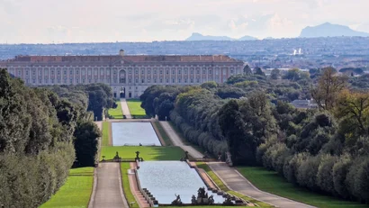 Hotel Regina Caserta · 4 stelle · A due passi dalla Reggia Vista della Reggia di Caserta con giardini e fontane allineate
