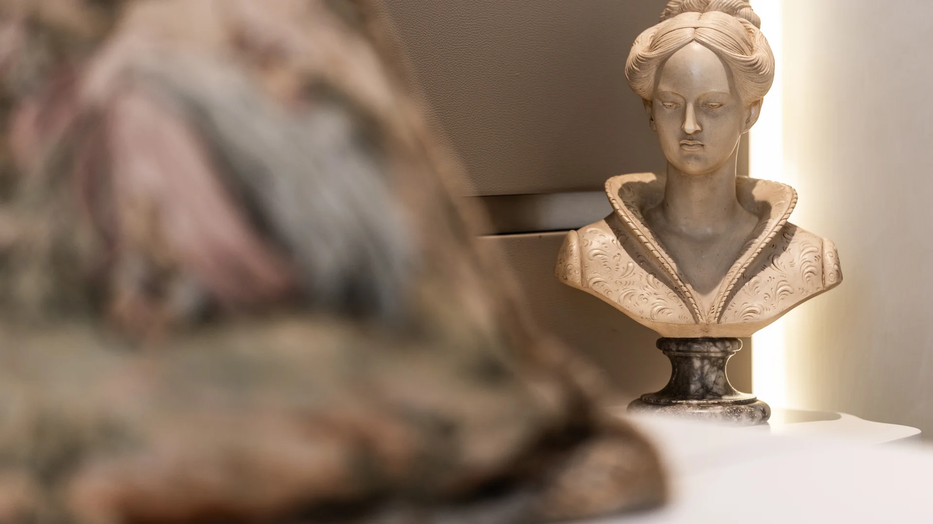 Hotel vicino alla Reggia di Caserta · Regina 4★ Busto di statua classica femminile in marmo con dettagli scolpiti